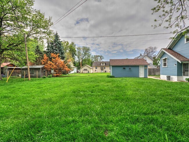 Building Photo - 3 Bedroom / 1 Bath Home with Washer/Dryer ...