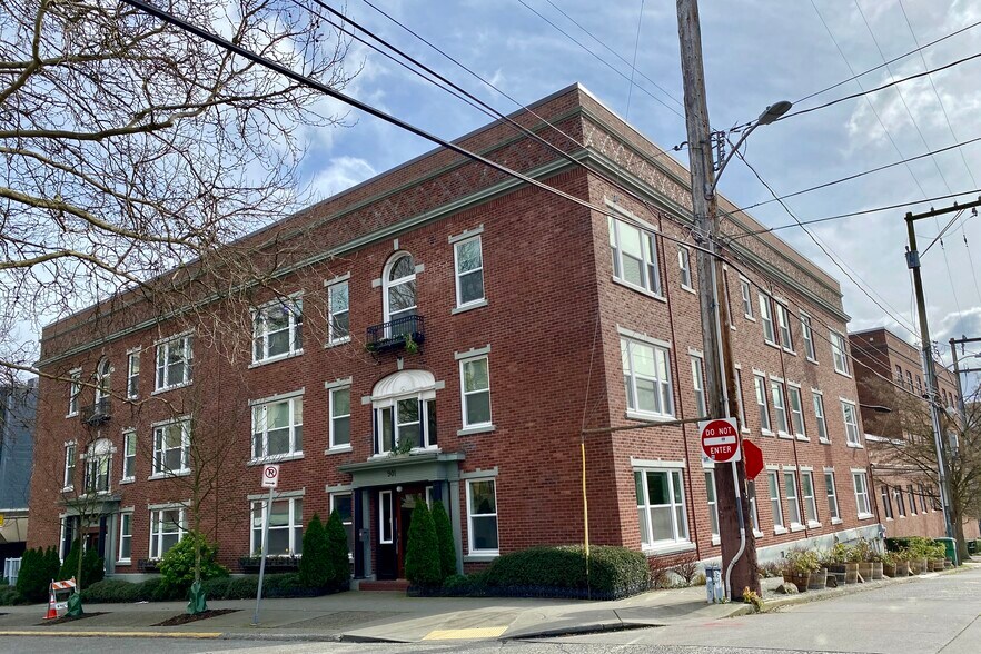 Building Photo - 901 NE 43rd St
