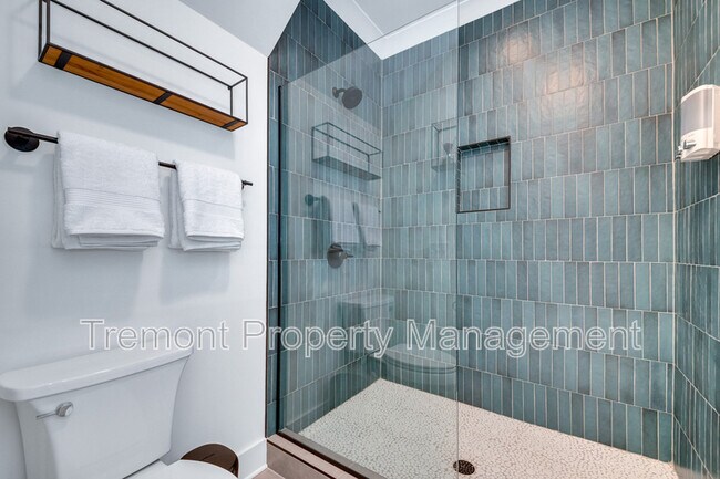 Building Photo - 1017 E 14th St