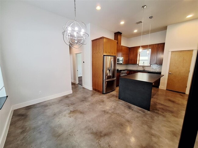 Building Photo - 607 Peacock Ln