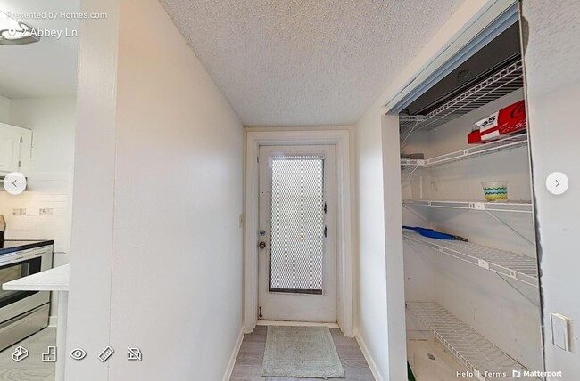Building Photo - 2 2 Abbey Ln