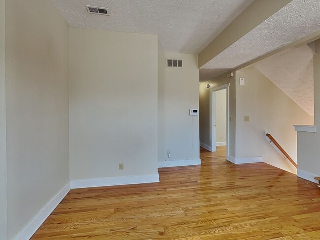 Building Photo - 1394 1/2 Indianola Ave