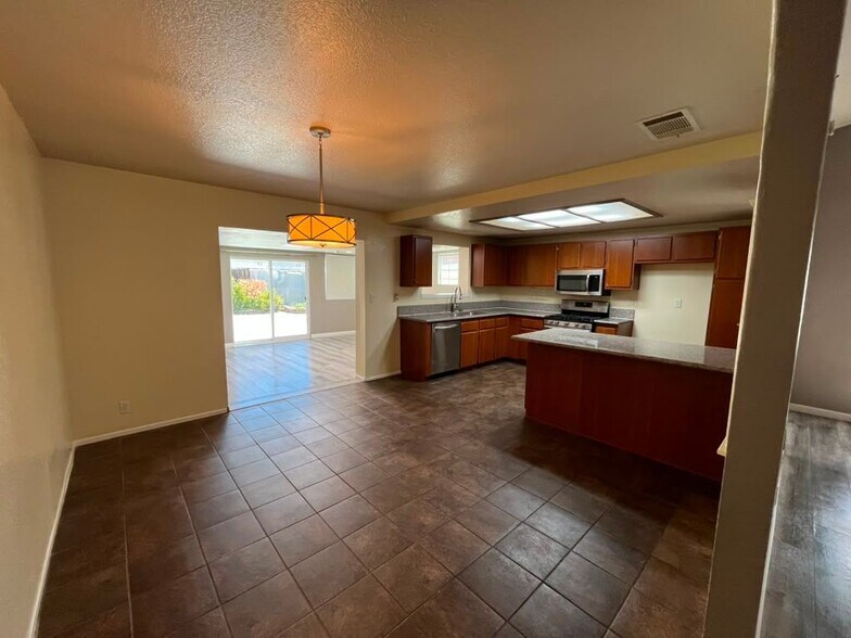 Building Photo - 43770 Santa Rosa Cir
