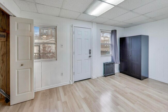 Building Photo - 902 S Claremont Ave