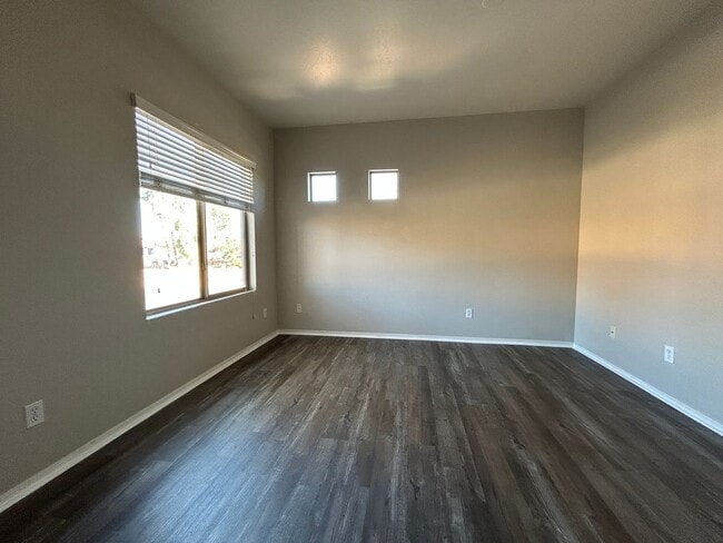 Building Photo - 955 E Knox Rd