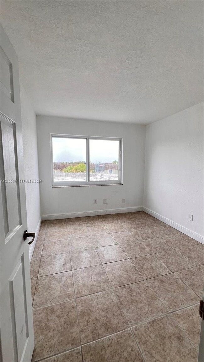 Building Photo - 984 W 40th St