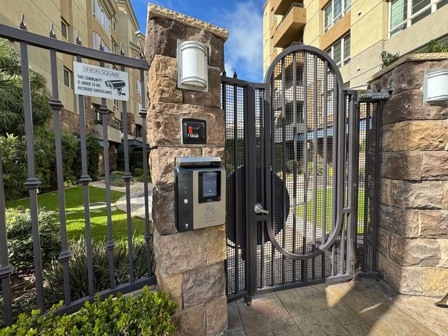 Building Photo - 3 Bedroom 2 Bathroom down town San Diego