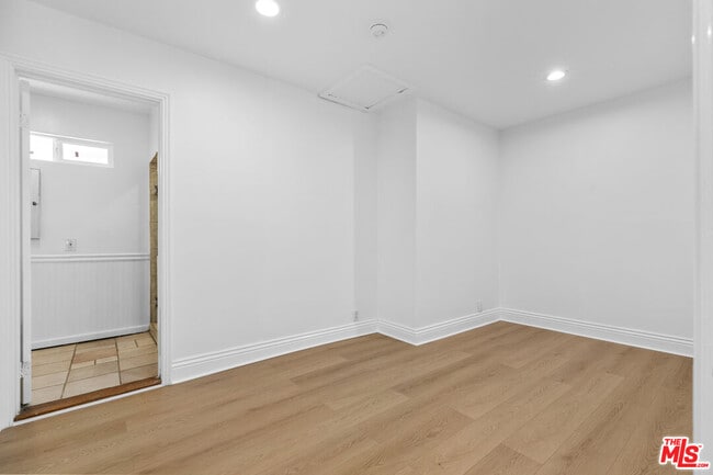 Building Photo - 3913 S Budlong Ave