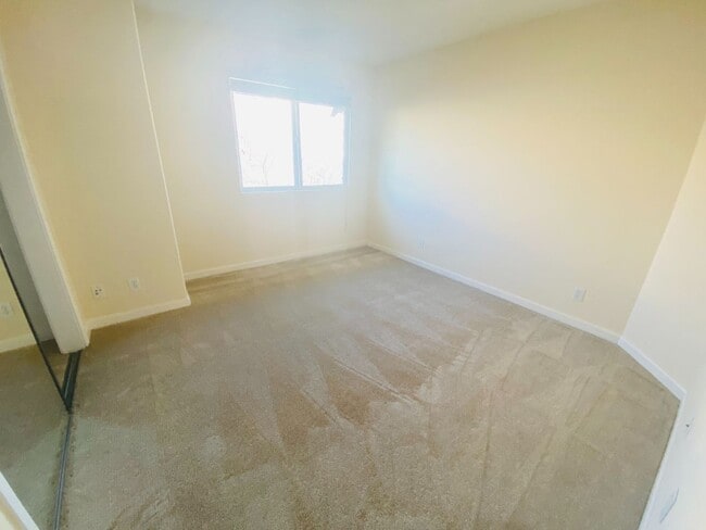 Building Photo - Beautiful Townhome in Downtown San Jose.  ...