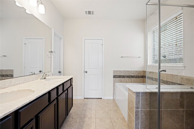 Building Photo - 16726 Sycamore Bend Dr