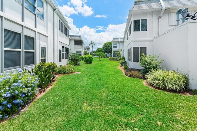 Building Photo - 3160 Lake Osborne Dr