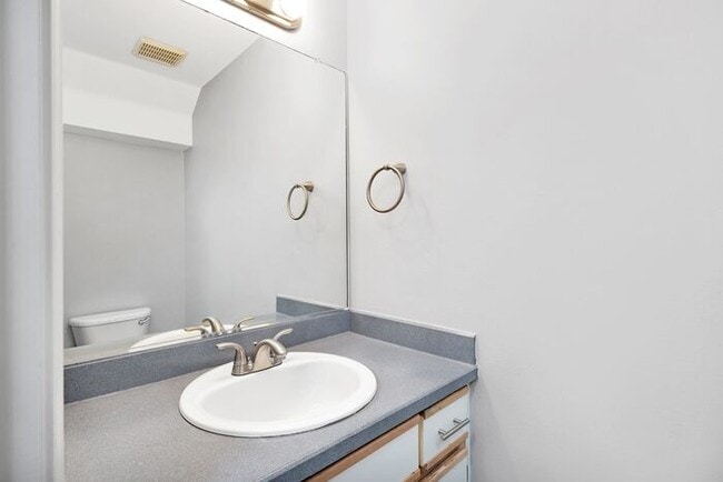 Building Photo - 2bed/1.5bath Townhome Available Today! Get...