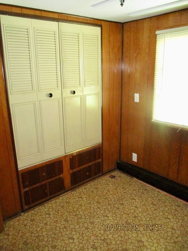 Building Photo - Charming 2-bedroom, 1-bathroom home locate...