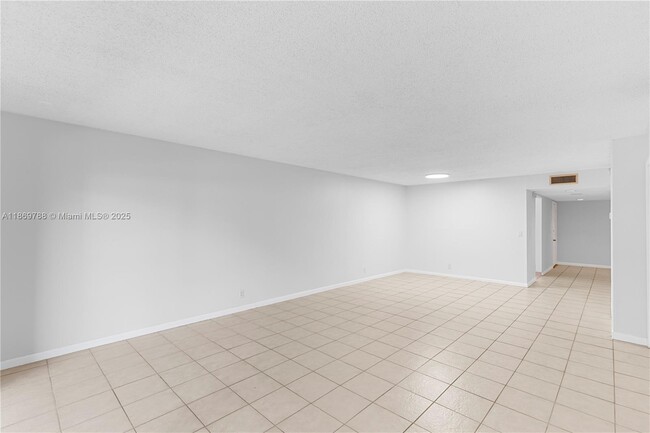 Building Photo - 301 Lakeview Dr