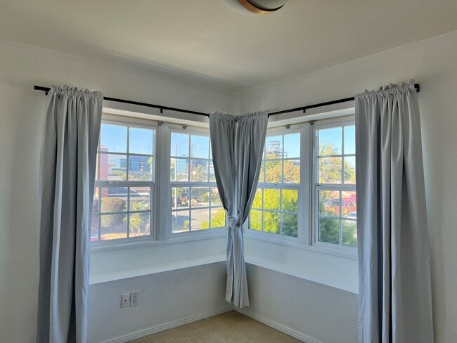 Building Photo - 3 Bedroom 1.5 Bathroom in Torrance