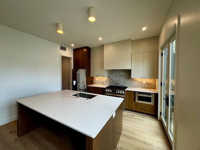 Building Photo - Luxury in the Heart of Huntsville