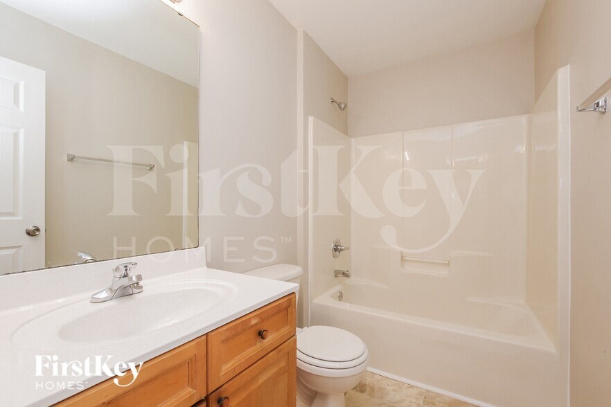 Building Photo - 5823 Hamilton Oaks Dr