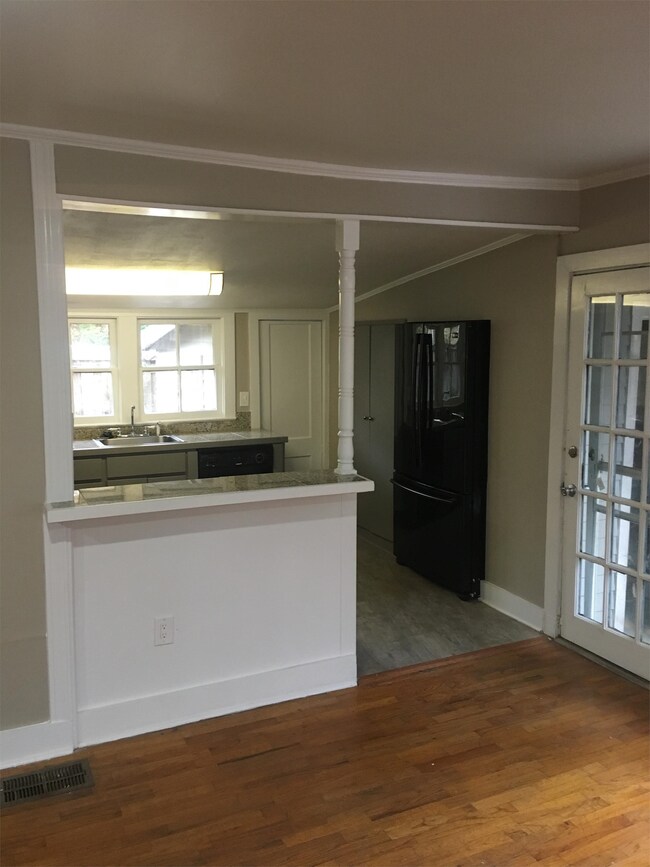 Building Photo - 104 Lepont St
