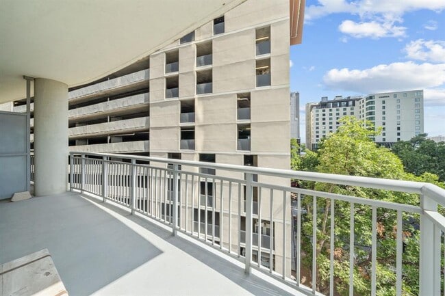 Building Photo - 603 Davis St