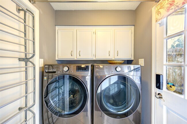 Building Photo - 22526 Cove Hollow Dr