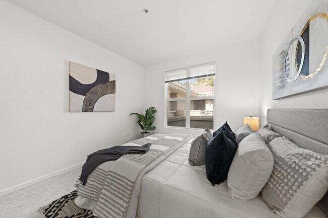 Building Photo - Epic REA - Top floor, Sweeping Views, 3 BR...