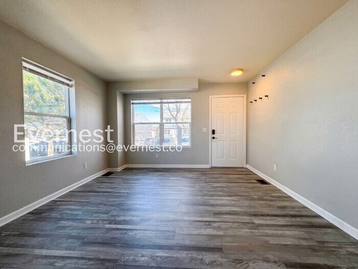 Building Photo - 2040 Oakcrest Cir