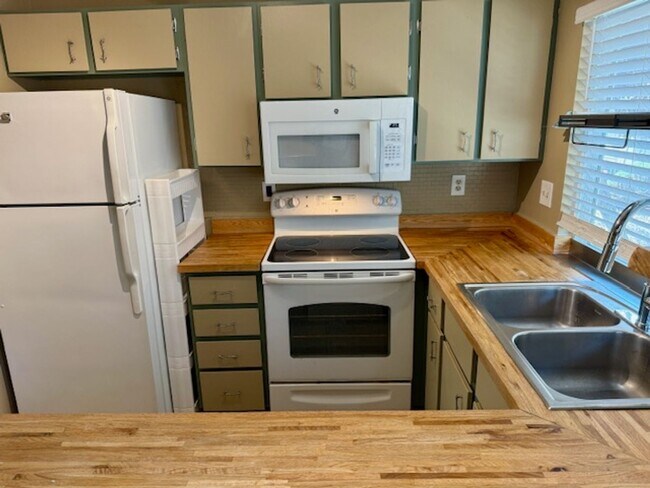 Building Photo - 7978 Chase Cir