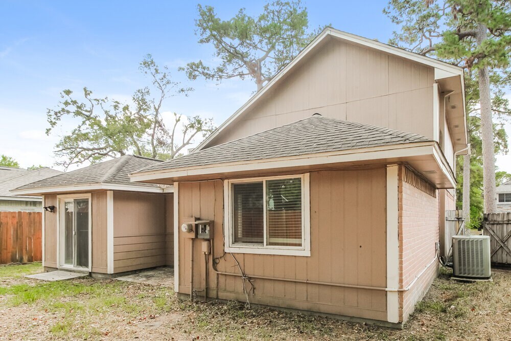 Building Photo - 20030 River Brook Dr