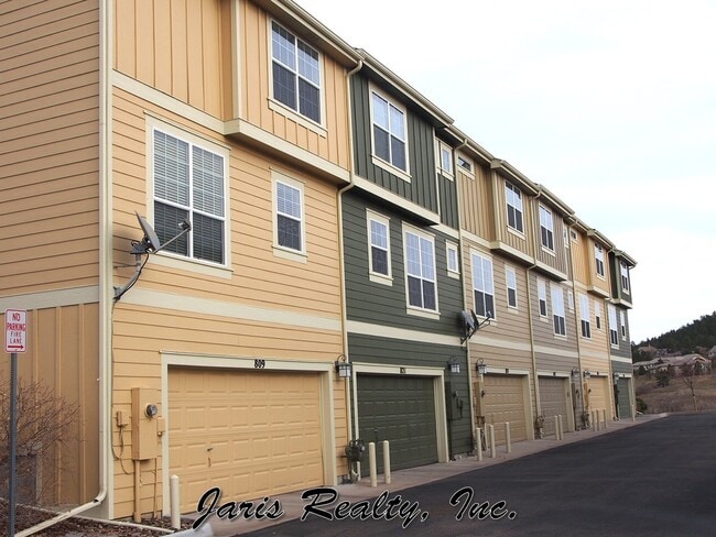 Building Photo - Fantastic Latigo Townhome Near Dining, Sho...