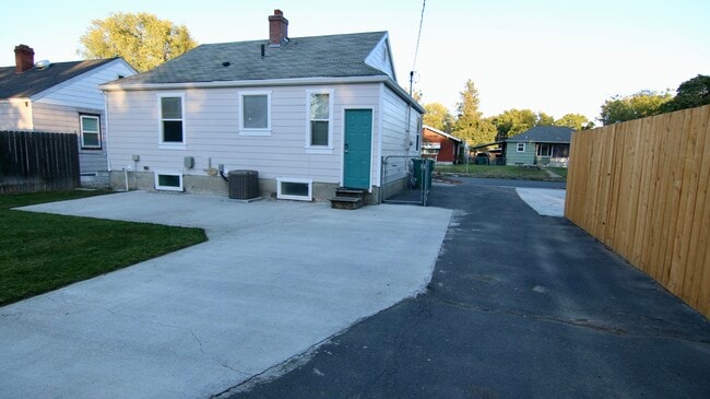 Back Patio & Parking - 6011 N Wall St