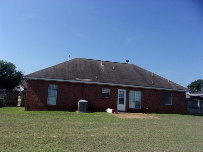 Building Photo - 826 Bluegrass Dr