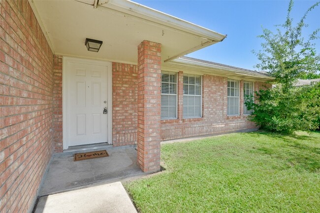 Building Photo - 2311 Old Oak Ln