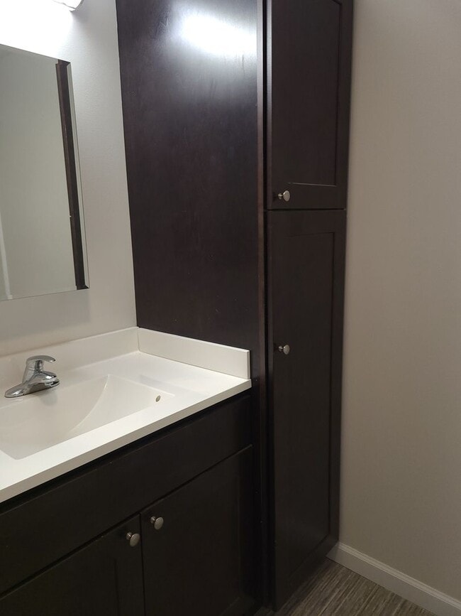 Building Photo - Pet Free 1 Bedroom Apartment