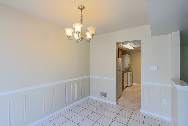 Building Photo - 14 King Henry Cir
