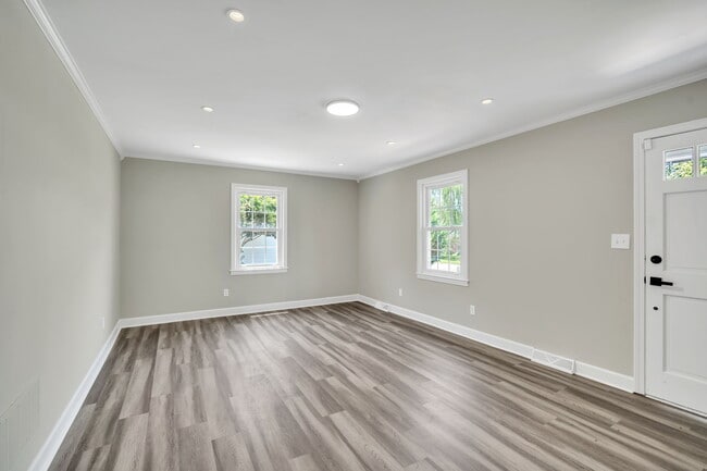 Building Photo - 120 Abbotsford Dr