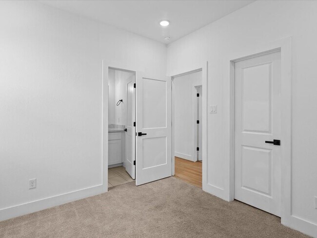 Building Photo - 3026 Live Oak St