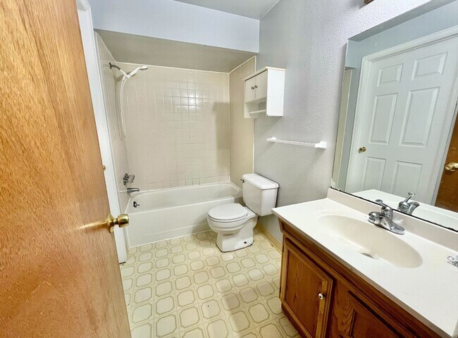 Building Photo - Spacious 5-Bedroom Home in Desirable Cente...