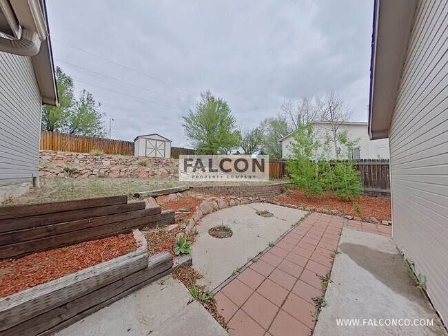 Building Photo - 1910 Whitehorn Dr N
