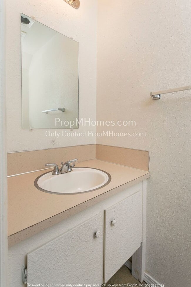 Building Photo - Charming Four-Plex In Foster-Powell!