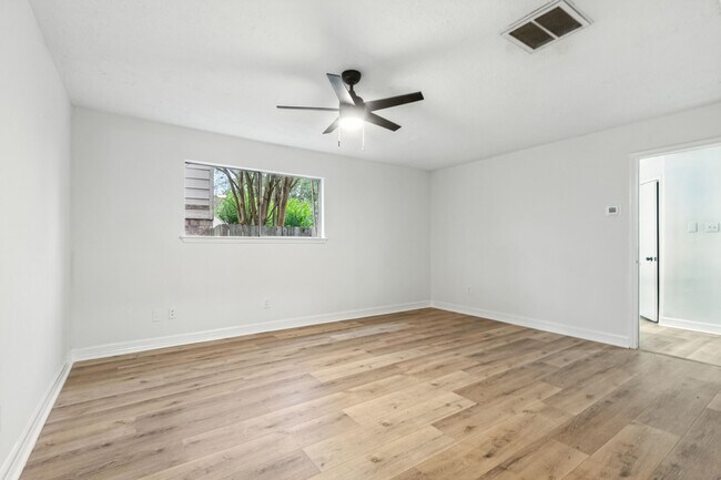 Building Photo - 606 Orangewood Dr