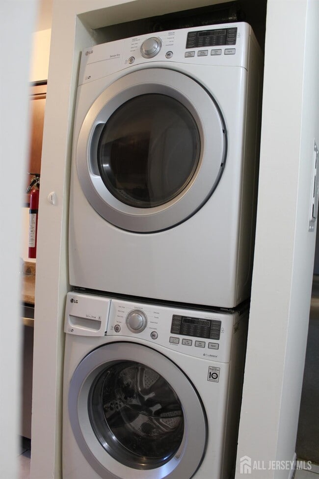 Building Photo - 820 Edison Glen Terrace