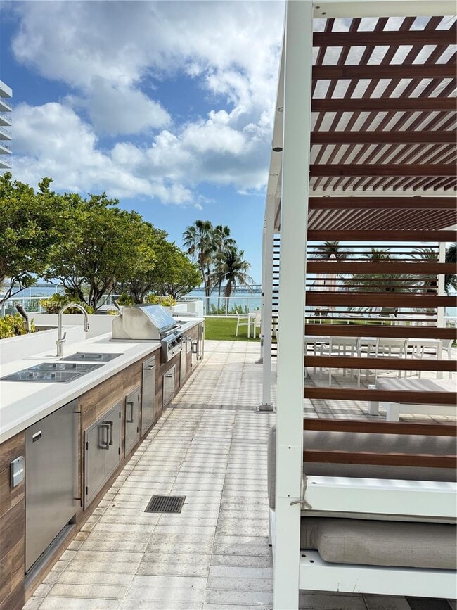 Building Photo - 1541 Brickell Ave