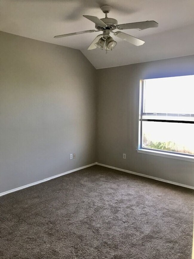 Building Photo - Wonderful 3 bedroom 2 bath Duplex