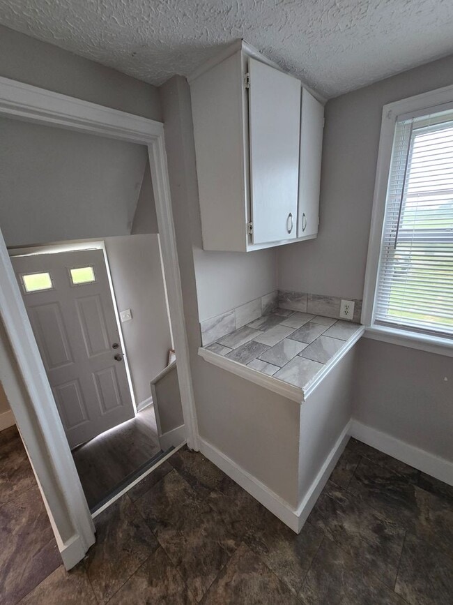 Building Photo - 2 BEDROOM SINGLE FAMILY
