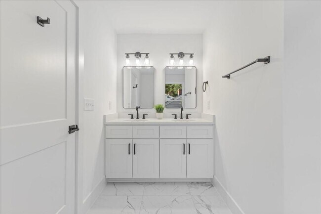 Building Photo - 803 Dupree St