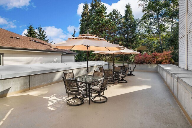 Building Photo - Top Floor Condo with Skyline Views in Merc...