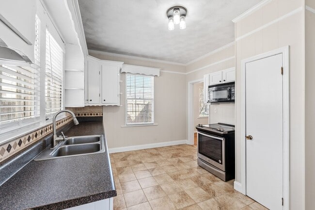 Building Photo - ELECTRICITY INCLUDED on this Renovated 2 B...