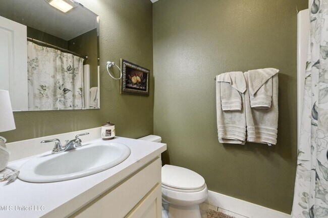 Building Photo - Spacious 5 bed, 4 bath home sits right ins...