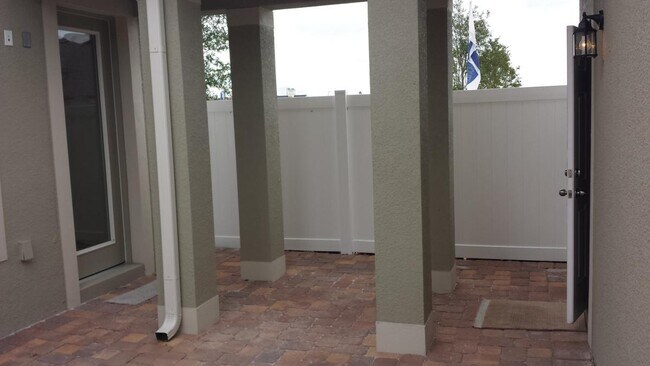 Building Photo - 3 Bed 2.5 Bath Tech Savy Corner Townhouse in Windermere