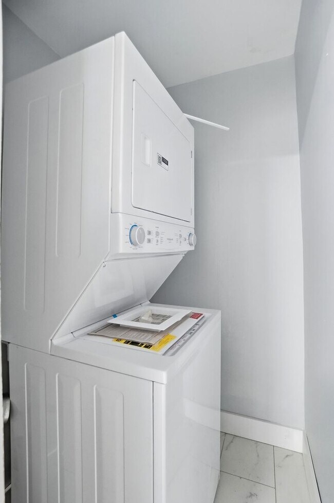 Building Photo - 44 5 Oaks Ave